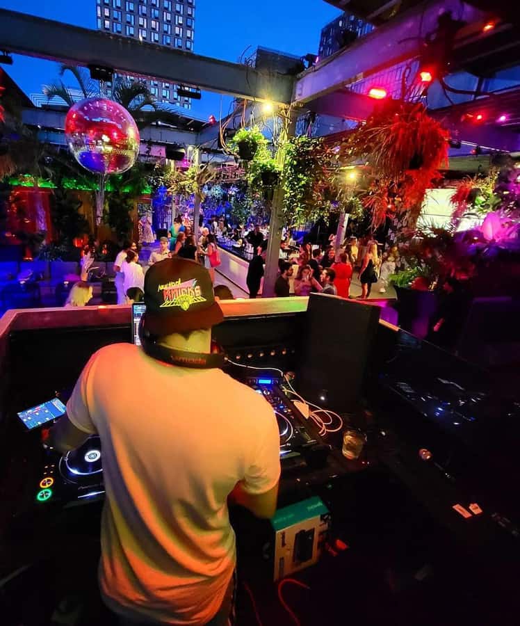 NYC Pub Crawl and Rooftop Clubbing Experience - Four Bars and Clubs: How the Crawl Keeps the Night Fun