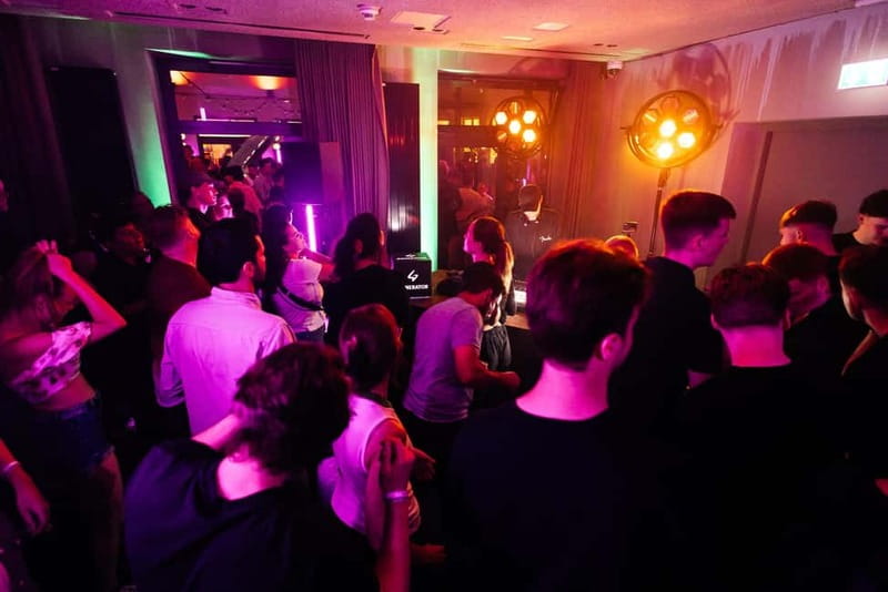 Original Hamburg Pub Crawl Sex & Crime St. Pauli Tour - Bar stops: how 3+ venues and free shots change the night