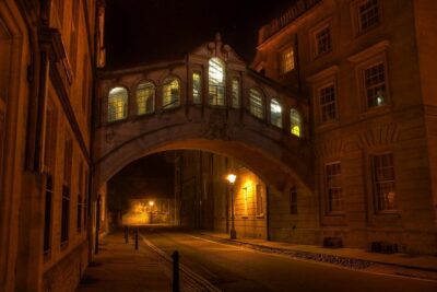 Oxford PRIVATE Pub and City Evening Walking Tour - Meet your guide and get your bearings fast