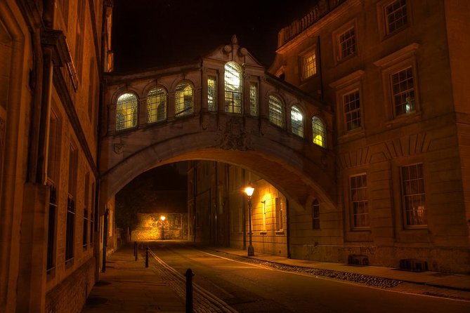 Oxford PRIVATE Pub and City Evening Walking Tour - Meet your guide and get your bearings fast