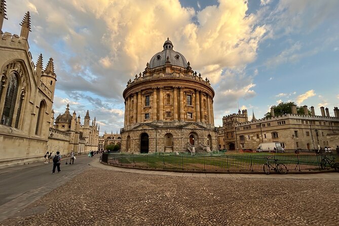 Oxford Pub Tour: Historic Pubs and Local Brews - Broad Street stroll: Sheldonian Theatre, Bridge of Sighs, and Blackwell’s