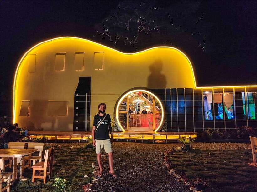 Panglao Bohol Island: Alona Beach Pub Crawl with Drinks - The social payoff: meeting people from around the globe