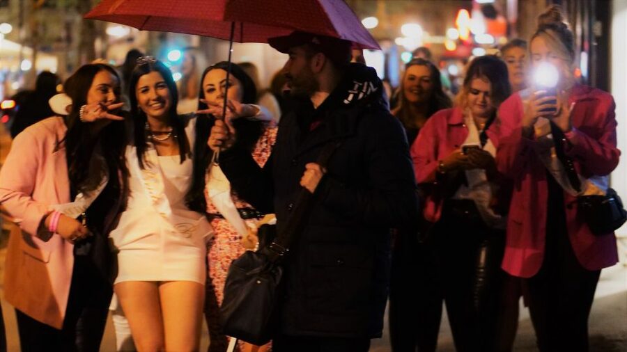 Paris: Latin Quarter Guided Pub Crawl to Bars and Clubs - The nightclub: why VIP entry is the real money-saver