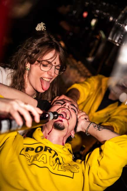 Porto: 4 Bar Pub Crawl, 7 Drinks, & Skip-the-Line Club Entry - Fonte dos Leões: Where the night kicks off and how the group forms