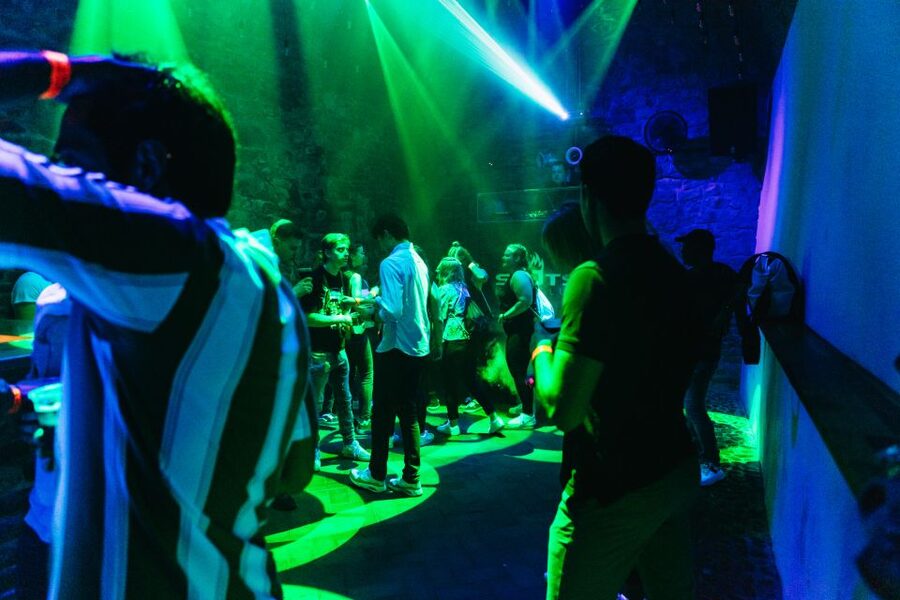 Prague: Pub Crawl with Unlimited Drinks & 5-floor Club Entry - Who this Prague pub crawl is best for