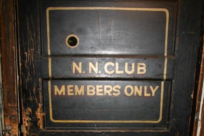 Private Speakeasy Pub Crawl in Chicago with Local Historian - The secret entrance factor: what it changes once you’re inside