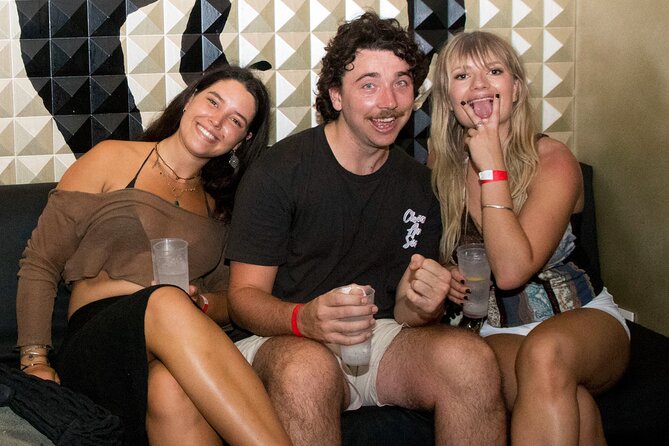 Pub Crawl Barcelona: 4 nightclubs + shots + skip-the-line entry - Language and who the guides are for