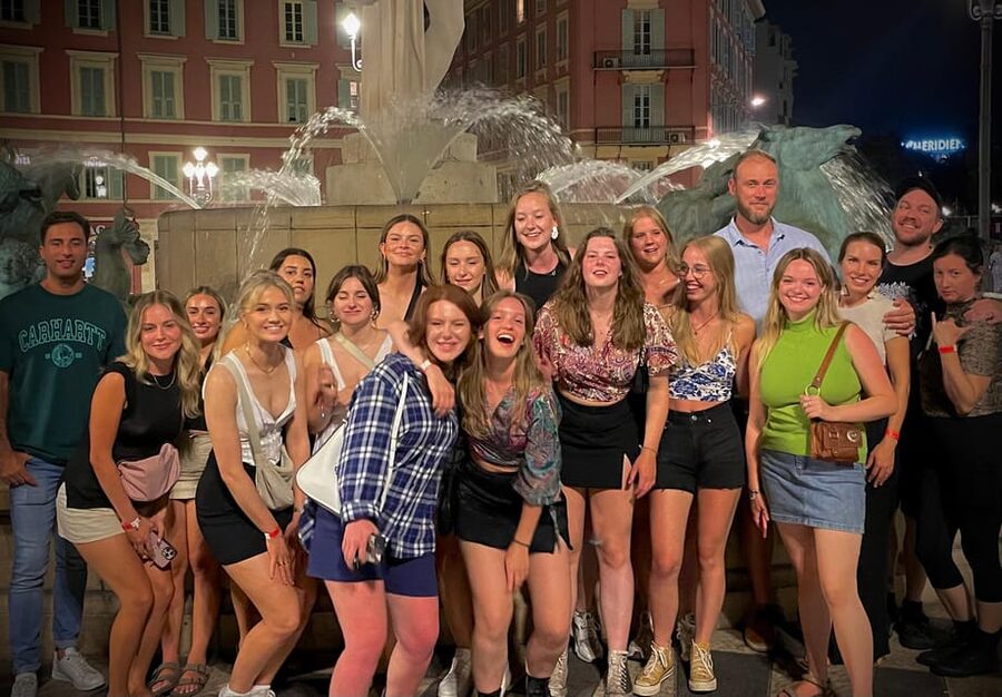 Pub Crawl Paris: Drink, Laugh, Meet the World - Drinks, shots, and “deal-hunting” without the stress