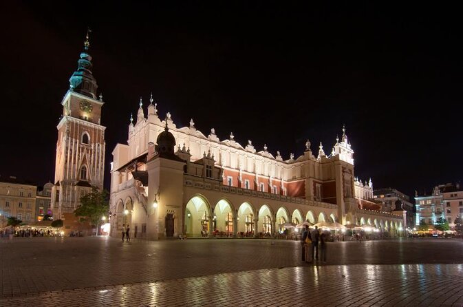 Pub Crawl + Unlimited Drinks + VIP entry + Drinking Games & Photographer - Rynek Główny at 9:45 pm: Where This Crawl Gets Its Momentum