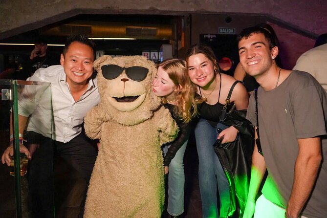 Pub Crawl Valencia by Mad Party Crew - Bear Club - Valencia: VIP entry for the first hour and your first free shot