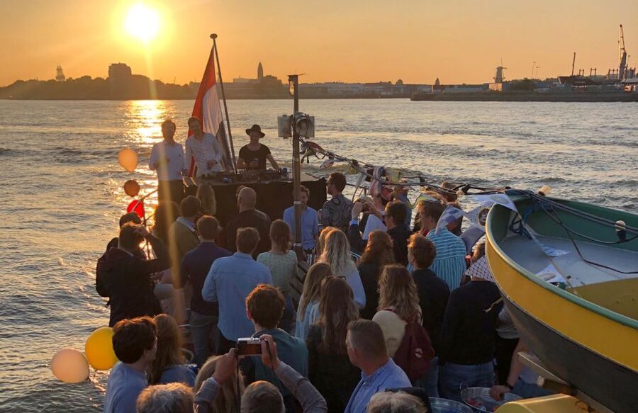 Rotterdam: Pub Cruise with Drinks and Bites - Uncle Aad’s 1898 ship build: why the stories on board matter