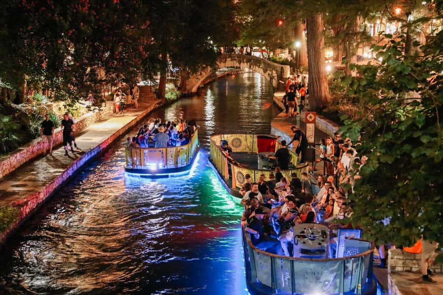 San Antonio: Spirits & Spirits Haunted Pub Crawl - Meeting at the Crockett Hotel: how the tour starts fast