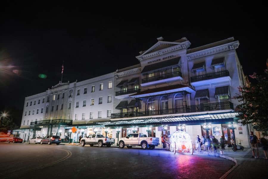 San Antonio: Spirits & Spirits Haunted Pub Crawl - Menger Hotel and Majestic Theater: two more haunted anchors