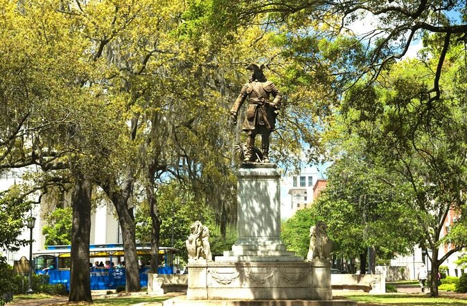 Savannah Ghost Tour with the Guy in the Kilt + Bar Stops - Key Things You’ll Notice
