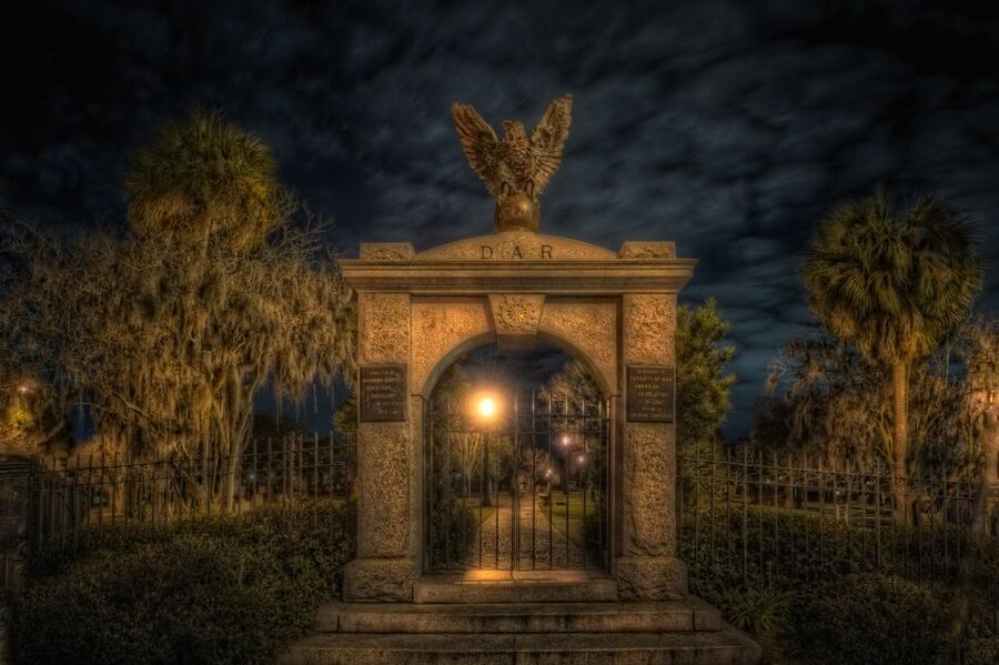 Savannah: Haunted Pub Crawl - Where you start: the Kings Guard statue by Churchill’s