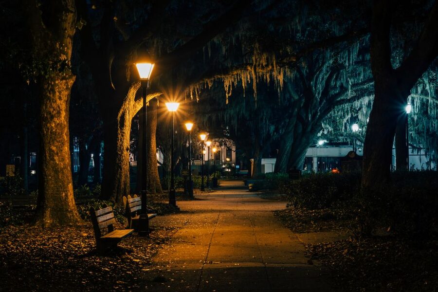Savannah: True Crime Pub Crawl - How the 2 Hours Moves: Small Group, Real Pace
