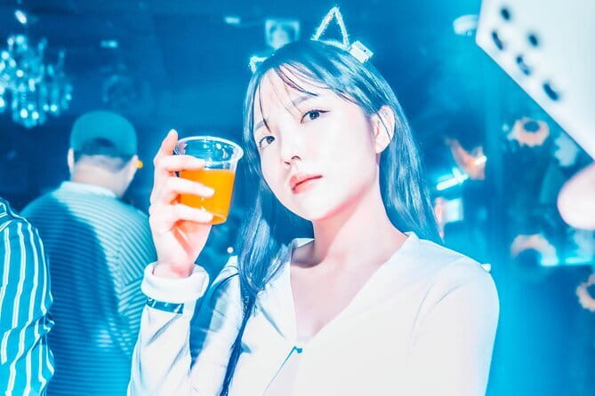 Seoul: LGBTQ+ Pub Crawl and Drag Show with Local Drag Queen - The staff approach: helpful, multilingual, and good with first-timers