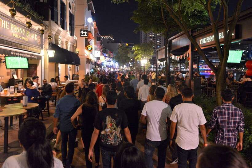 Singapore Pub Crawl - Party like a Local - Hosts, mixing, and the solo traveler advantage