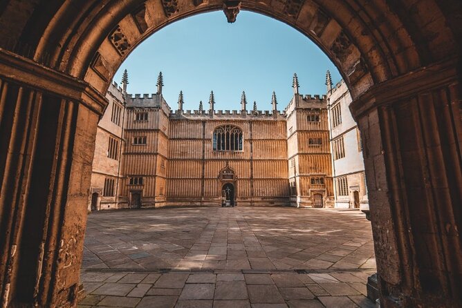 Southampton to London via Cotswold Villages, Oxford & Pub Lunch - Guide and driver teamwork: what a small group changes