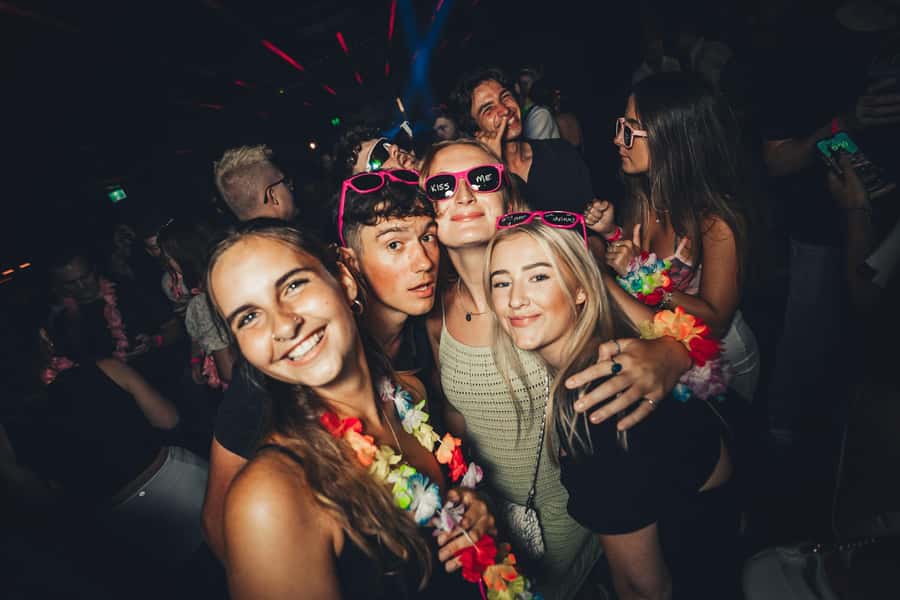 Sydney: Big Night Out Pub Crawl with Local Party Hosts - The basic rhythm: 4 hours, 4 venues, and a drink each stop