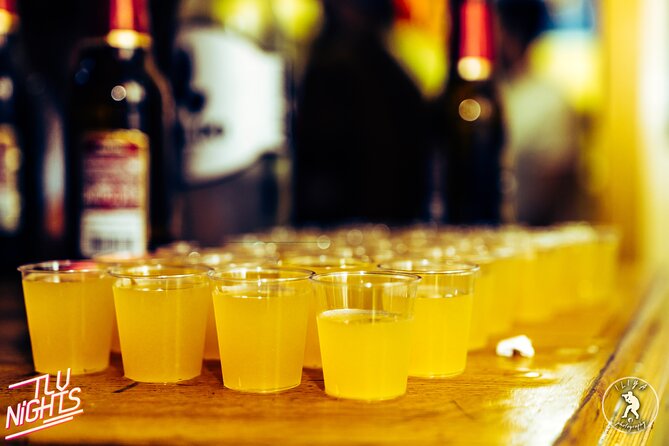 Tel Aviv Pub Crawl - Rothschild Boulevard at 9:30 pm: the 4-hour rhythm