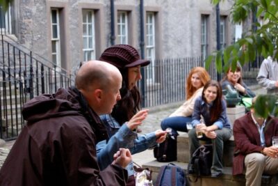 The Edinburgh Literary Pub Tour - Actor guides and recitations: where the tour turns theatrical