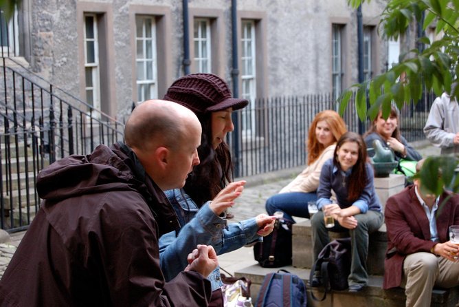 The Edinburgh Literary Pub Tour - Actor guides and recitations: where the tour turns theatrical