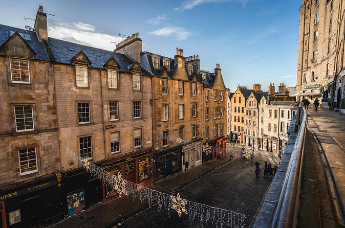 Thirsty for Edinburgh: Scotlands Best Historical Pub Tour - Inside the Edinburgh Castle pub with a banshee legend