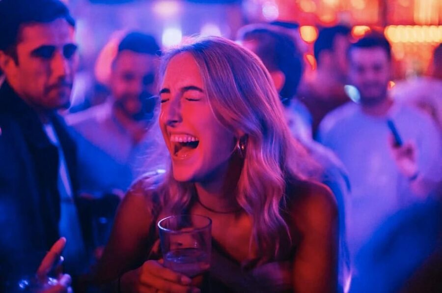 Utrecht: Ludwig's Original Pub Crawl with VIP Club Entry - Drink specials, but plan your extra spending
