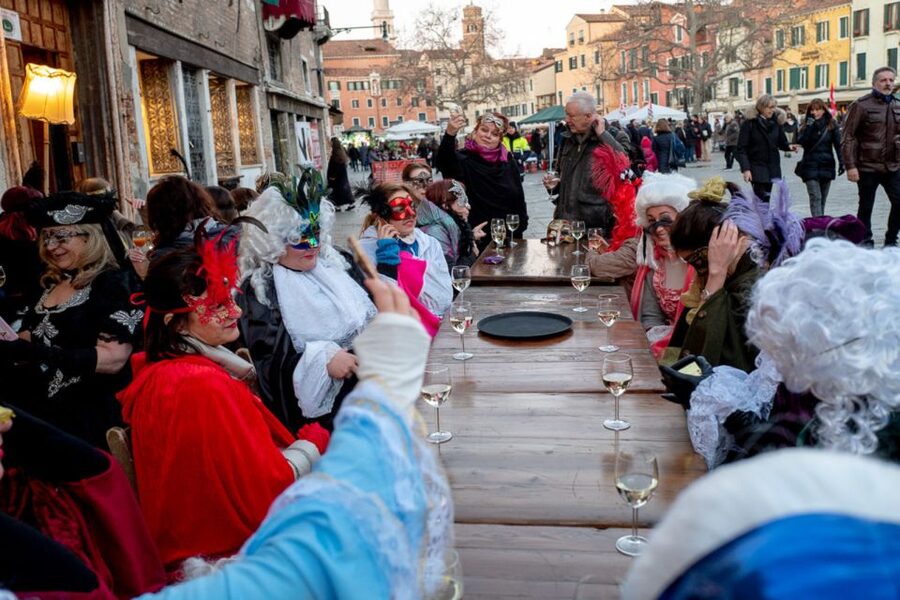 Venice: Venetian Style Carnival Pub Crawl - Stop 1 and Stop 2: How Bacari Ordering Works With an Ombra
