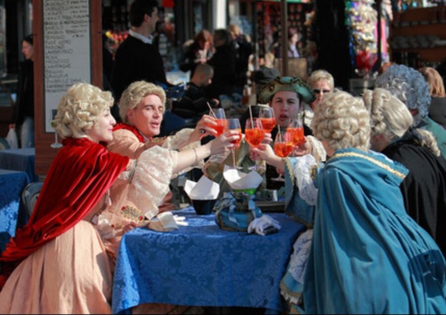 Venice: Venetian Style Carnival Pub Crawl - The Venetian Dialect Lesson: A Tiny Tool That Helps All Night