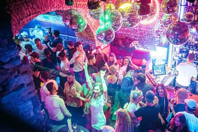 Vienna: Guided Pub Crawl with Club Entry - Stop 2: Pickwick’s for a Classic Pub Hour