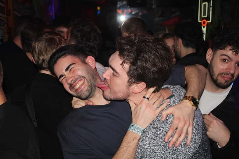 Wild Night Pub Crawl: Free Shots, Games & VIP Club Entry! - The One Weak Spot: Meeting the Guide on Time
